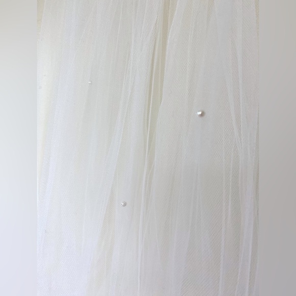 Elegant Tulle Wedding Veil With Floral Crown - Picture 2 of 8